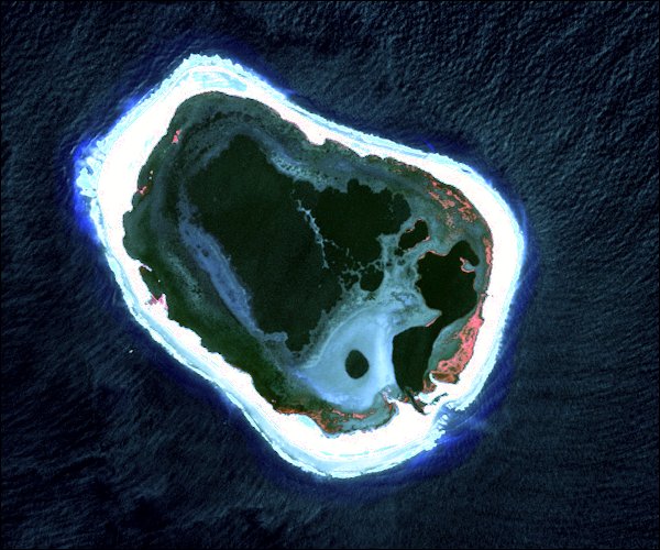 Le trou sans fond, circulaire, visible depuis une image satellite © CNES 2004